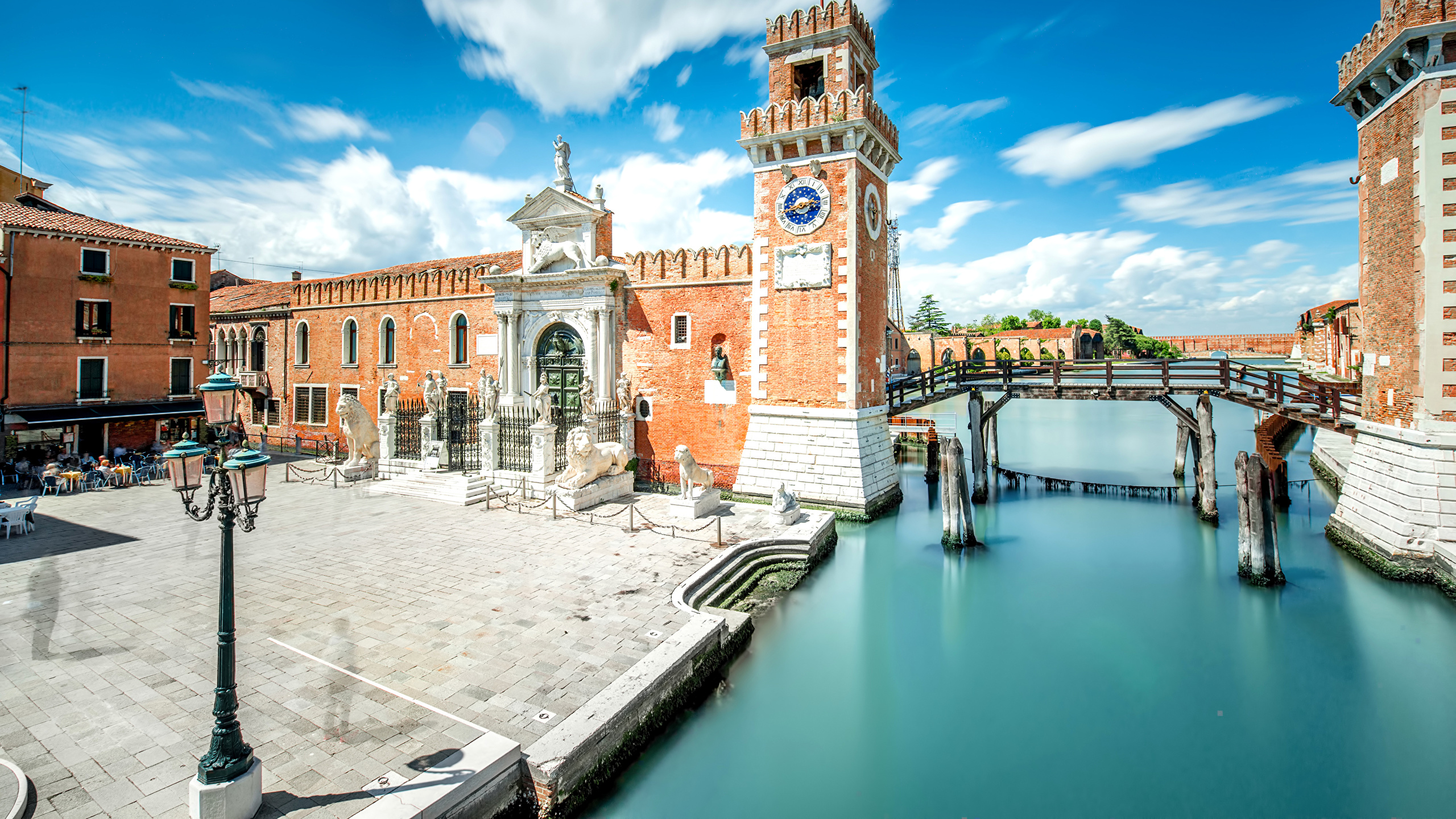 Local guide telling the history of Venice to a group